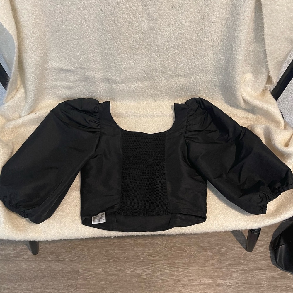 Black Levi’s Puff Sleeve Crop Top